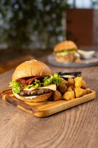 Hamburguesas y Picadas SANDWICHES, HAMBURGUESAS Y PLATOS FUERTES